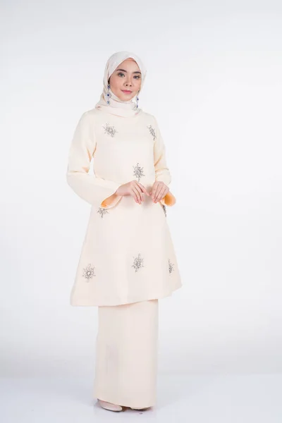 Bella Modella Musulmana Varie Pose Indossando Kurung Pahang Hijab Abbigliamento — Foto Stock
