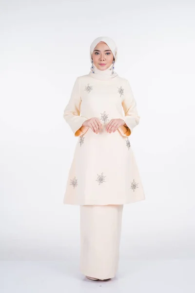 Hermosa Modelo Musulmana Femenina Varias Poses Con Kurung Pahang Hijab — Foto de Stock