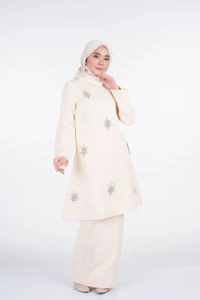 漂亮的女性穆斯林模特 各种姿势都穿着Kurung Pahang和Hijab 这是穆斯林妇女的一种生活方式 与白人隔离 美感和头巾流行的概念 全长肖像 — 图库照片