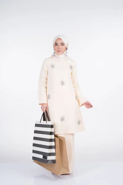 Een Prachtige Moslim Vrouwelijk Model Een Aziatische Traditionele Jurk Kurung — Stockfoto