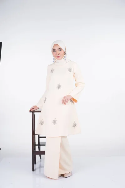 Bela Modelo Muçulmana Feminina Várias Poses Vestindo Kurung Pahang Hijab — Fotografia de Stock