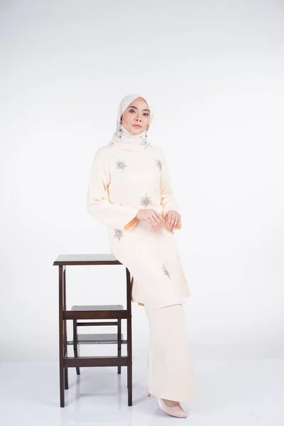 Schöne Muslimische Model Verschiedenen Posen Tragen Kurung Pahang Und Hijab — Stockfoto