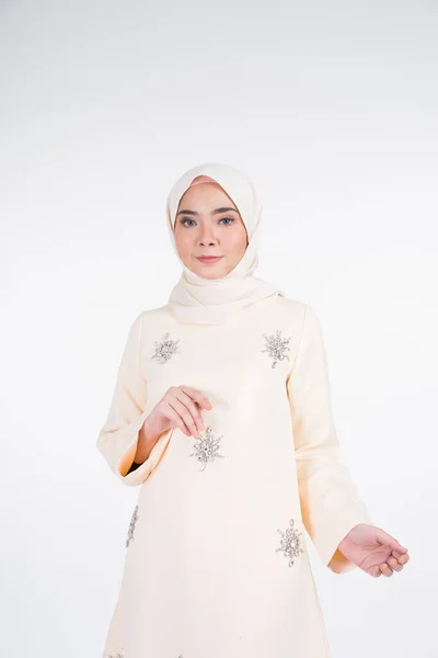 Bela Modelo Muçulmana Feminina Várias Poses Vestindo Kurung Pahang Hijab — Fotografia de Stock