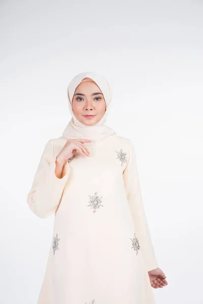 Mooi Vrouwelijk Moslim Model Verschillende Poses Met Kurung Pahang Hijab — Stockfoto