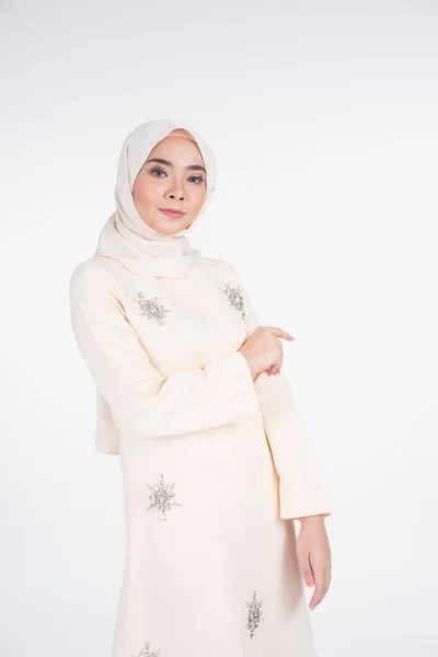 Όμορφο Γυναικείο Μουσουλμανικό Μοντέλο Διάφορες Πόζες Φορώντας Kurung Pahang Και — Φωτογραφία Αρχείου