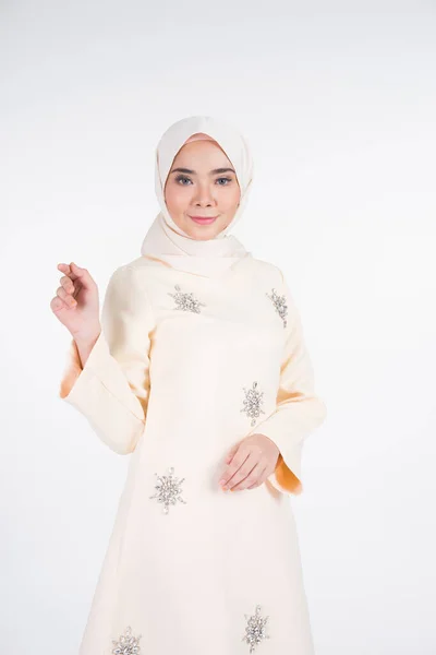 Bela Modelo Muçulmana Feminina Várias Poses Vestindo Kurung Pahang Hijab — Fotografia de Stock