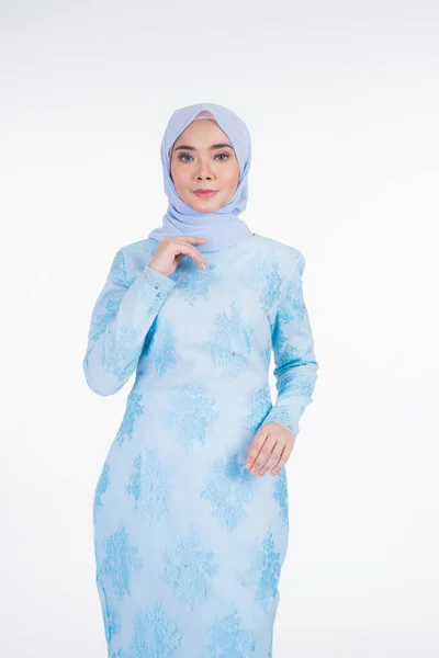 Vacker Muselman Kvinna Modell Bär Pastell Blå Modern Kurung Med — Stockfoto