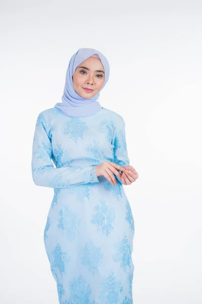 Mooi Moslim Vrouwelijk Model Met Pastelblauw Moderne Kurung Met Hijab — Stockfoto