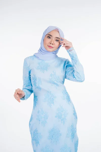 Hermosa Modelo Femenina Musulmana Usando Kurung Moderno Azul Pastel Con —  Fotos de Stock