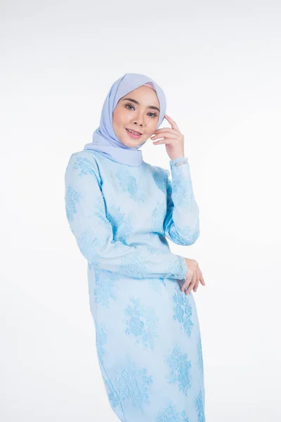 Vacker Muselman Kvinna Modell Bär Pastell Blå Modern Kurung Med — Stockfoto