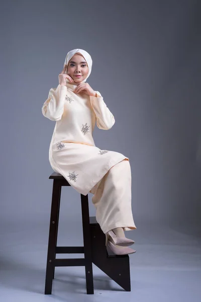美丽的女性穆斯林模特 身穿Kurung Pahang和Hijab 这是一种灰色穆斯林妇女的城市生活方式服装 美感和头巾流行的概念 全长肖像 — 图库照片