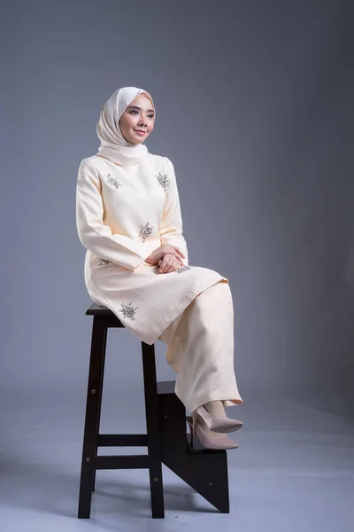 Bella Modella Musulmana Che Indossa Kurung Pahang Hijab Uno Stile — Foto Stock