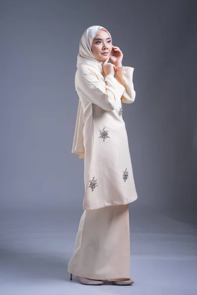 灰色のイスラム教徒の女性のための都市生活アパレルであるクルンパハンとヒジャーブを身に着けている美しい女性ムスリムモデル 美しさとヒジャーブファッションの概念 全長像 — ストック写真