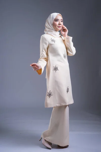 Linda Modelo Muçulmana Feminina Vestindo Kurung Pahang Hijab Vestuário Estilo — Fotografia de Stock