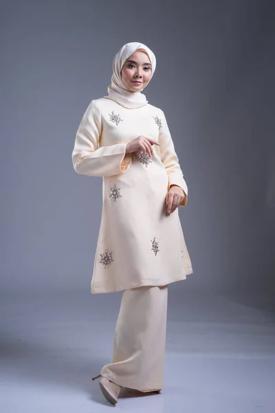 Linda Modelo Muçulmana Feminina Vestindo Kurung Pahang Hijab Vestuário Estilo — Fotografia de Stock