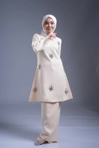 Όμορφη Γυναίκα Μουσουλμάνα Μοντέλο Φορώντας Kurung Pahang Και Μαντίλα Μια — Φωτογραφία Αρχείου