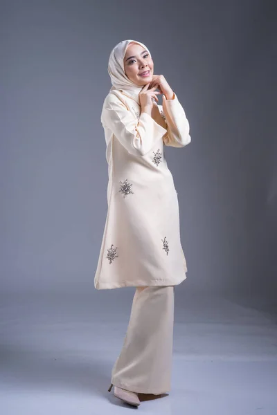 Linda Modelo Muçulmana Feminina Vestindo Kurung Pahang Hijab Vestuário Estilo — Fotografia de Stock