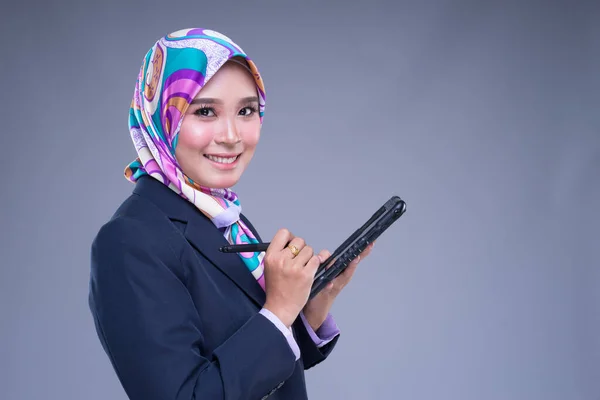 Halv Lengde Portrett Attraktiv Muslimsk Kvinne Iført Forretningsantrekk Hijab Poserer – stockfoto