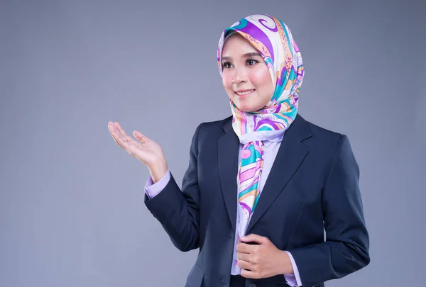 Retrato Metade Comprimento Uma Mulher Muçulmana Atraente Vestindo Trajes Negócios — Fotografia de Stock