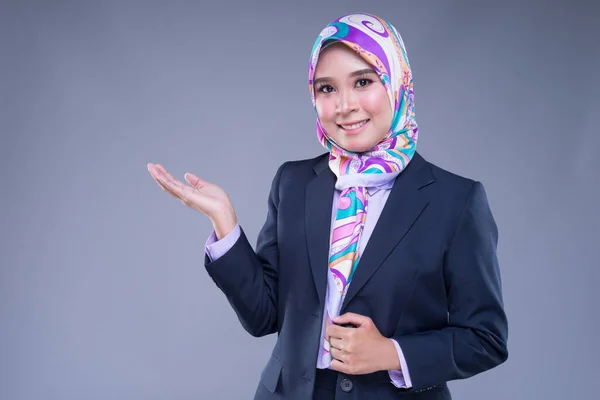 Halblanges Porträt Einer Attraktiven Muslimin Businesskleidung Und Hijab Mit Gemischten — Stockfoto