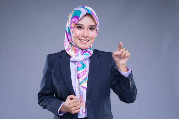 Retrato Metade Comprimento Uma Mulher Muçulmana Atraente Vestindo Trajes Negócios — Fotografia de Stock