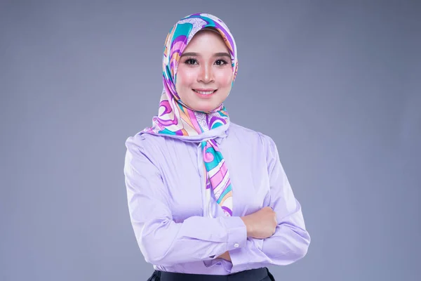 Halva Längden Porträtt Attraktiv Muslimsk Kvinna Bär Affärskläder Och Hijab — Stockfoto