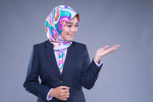 Retrato Metade Comprimento Uma Mulher Muçulmana Atraente Vestindo Trajes Negócios — Fotografia de Stock