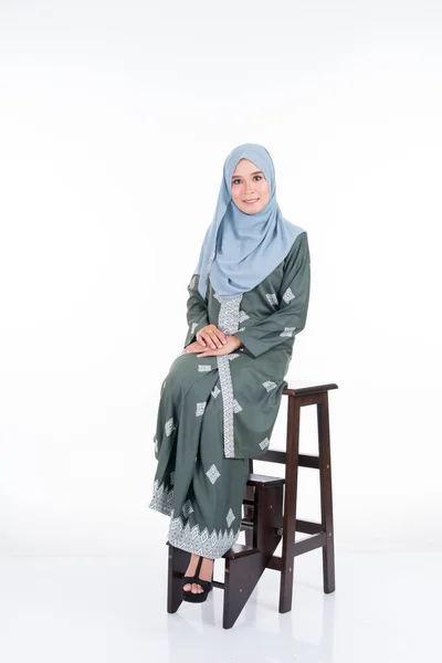 Modelo Feminino Bonito Várias Poses Vestindo Kebaya Moderno Hijab Vestuário — Fotografia de Stock