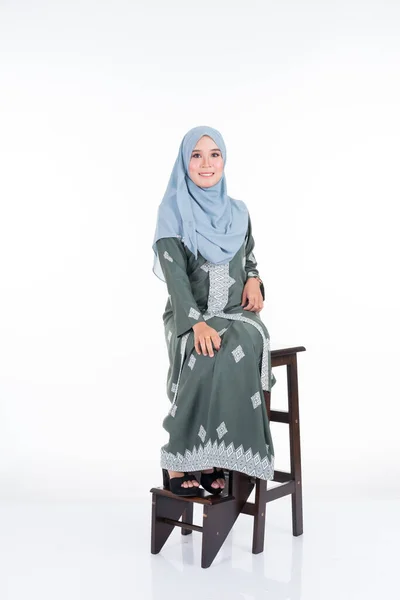 Vacker Kvinnlig Modell Olika Poser Bär Modern Kebaya Och Hijab — Stockfoto