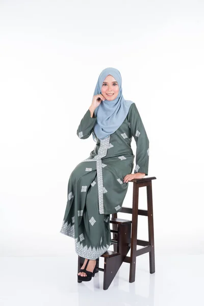 Modelo Feminino Bonito Várias Poses Vestindo Kebaya Moderno Hijab Vestuário — Fotografia de Stock
