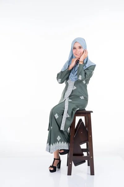 Modelo Feminino Bonito Várias Poses Vestindo Kebaya Moderno Hijab Vestuário — Fotografia de Stock