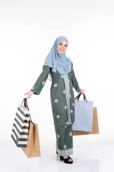 Modelo Femenino Musulmán Hermoso Emocionado Vestido Tradicional Asiático Kebaya Moderno —  Fotos de Stock