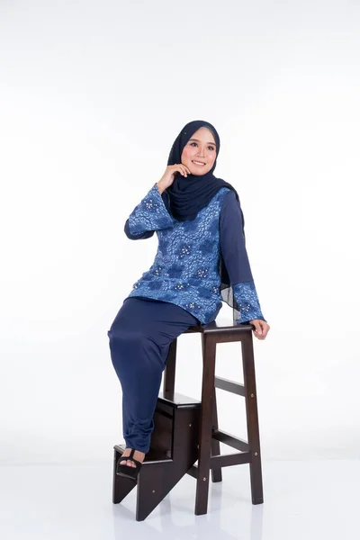 Modelo Feminino Bonito Várias Poses Vestindo Kurung Moderno Hijab Vestuário — Fotografia de Stock