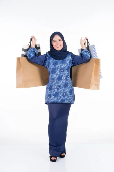 Seorang Model Wanita Muslim Yang Cantik Dan Bersemangat Dalam Pakaian — Stok Foto