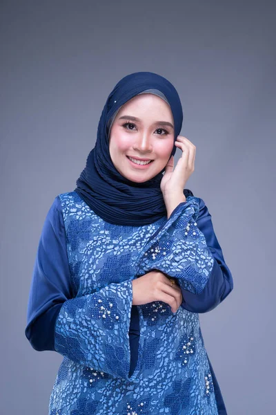 Potret Setengah Panjang Dari Model Wanita Muslim Yang Cantik Dalam — Stok Foto