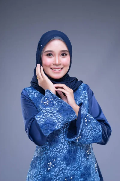 Potret Setengah Panjang Dari Model Wanita Muslim Yang Cantik Dalam — Stok Foto