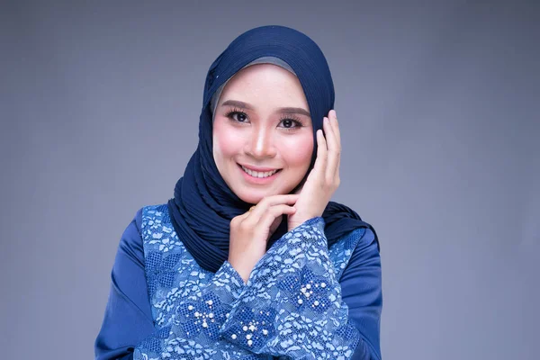 Fejlövés Portré Egy Gyönyörű Női Muszlim Modell Hidzsáb Különböző Pózokban — Stock Fotó