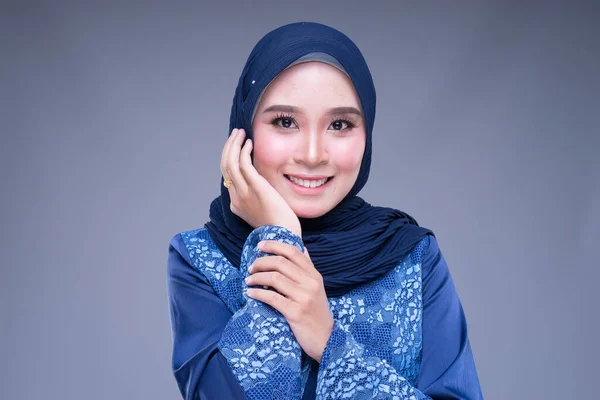 Huvudskott Porträtt Vacker Kvinnlig Muslimsk Modell Med Hijab Olika Poser — Stockfoto