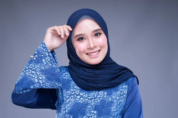 Headshot Portret Van Een Mooie Vrouwelijke Moslim Model Met Hijab — Stockfoto