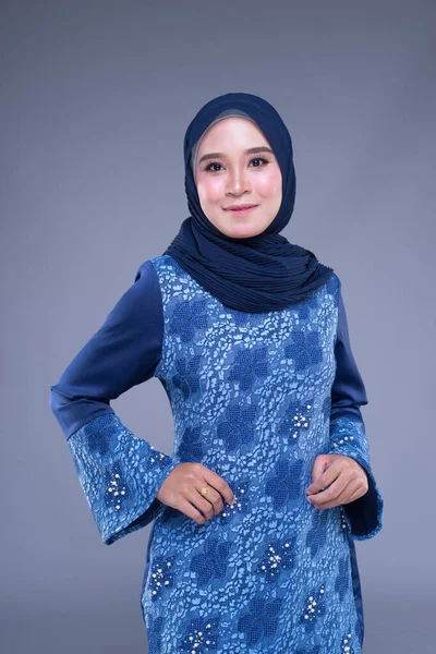 Halblanges Porträt Eines Schönen Muslimischen Models Verschiedenen Posen Moderner Kurung — Stockfoto