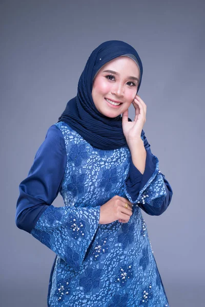 Halve Lengte Portret Van Een Prachtig Moslim Vrouwelijk Model Verschillende — Stockfoto