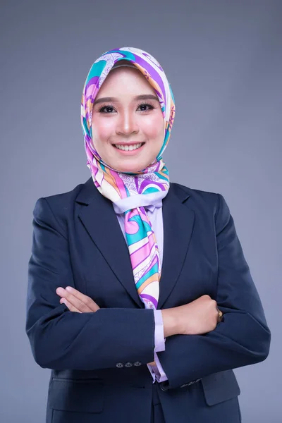 Halblanges Porträt Einer Attraktiven Muslimin Businesskleidung Und Hijab Mit Gemischten — Stockfoto