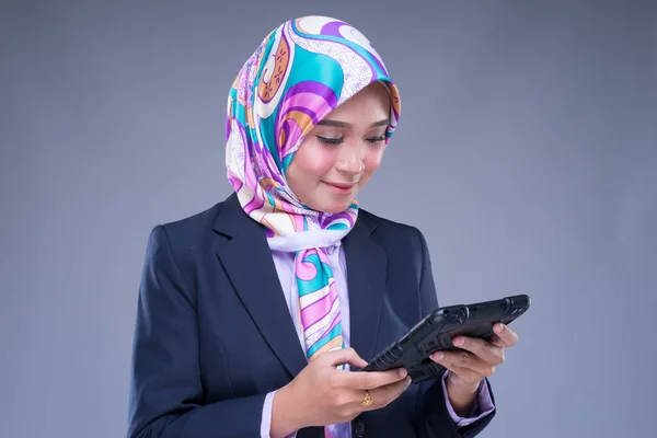 의상을 히잡을 매력적 이슬람 여성의 반절의 초상화가 배경에 고립된 태블릿을 — 스톡 사진