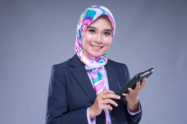 Retrato Metade Comprimento Uma Mulher Muçulmana Atraente Vestindo Trajes Negócios — Fotografia de Stock