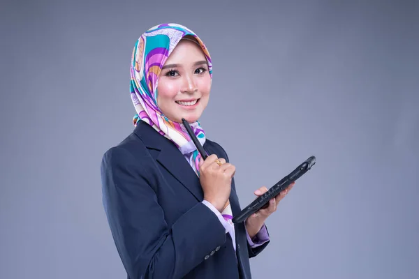 Retrato Metade Comprimento Uma Mulher Muçulmana Atraente Vestindo Trajes Negócios — Fotografia de Stock