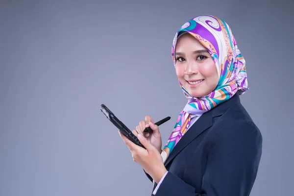 Πορτραίτο Μισού Μήκους Μιας Ελκυστικής Μουσουλμάνας Γυναίκας Που Φορά Επαγγελματική — Φωτογραφία Αρχείου