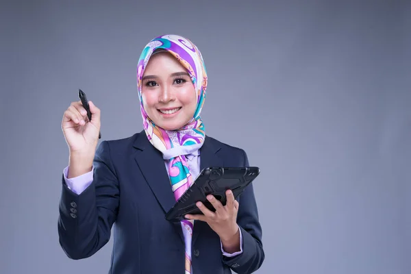 Halve Lengte Portret Van Een Aantrekkelijke Moslimvrouw Die Zakelijke Kleding — Stockfoto