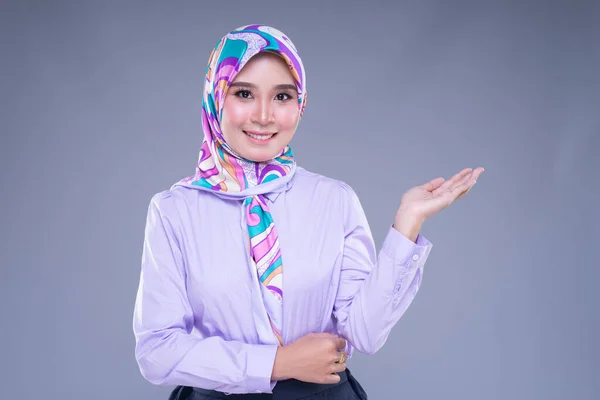 Halve Lengte Portret Van Een Aantrekkelijke Moslimvrouw Met Zakelijke Kleding — Stockfoto