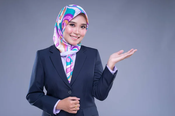 Retrato Metade Comprimento Uma Mulher Muçulmana Atraente Vestindo Trajes Negócios — Fotografia de Stock