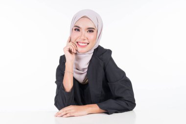 İş kıyafeti giymiş çekici bir Müslüman kadının yarım boy portresi ve beyaz arka planda izole edilmiş karışık pozlar. Güzellik, iş ya da finans için görüntü biçimi.